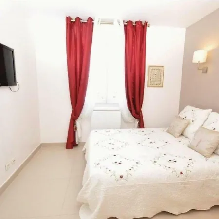 Appartement Flora 2 *