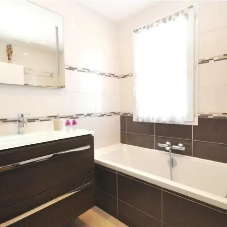 Appartement Flora 2 *