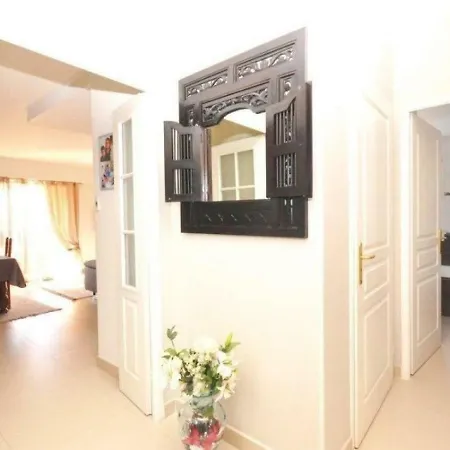 Appartement Flora 2 *