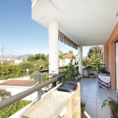 Appartement Flora 2 *